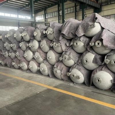 En el caso de las instalaciones de almacenamiento subterráneo de combustible de petróleo, el tanque de almacenamiento será de 1000L según la norma ASME.